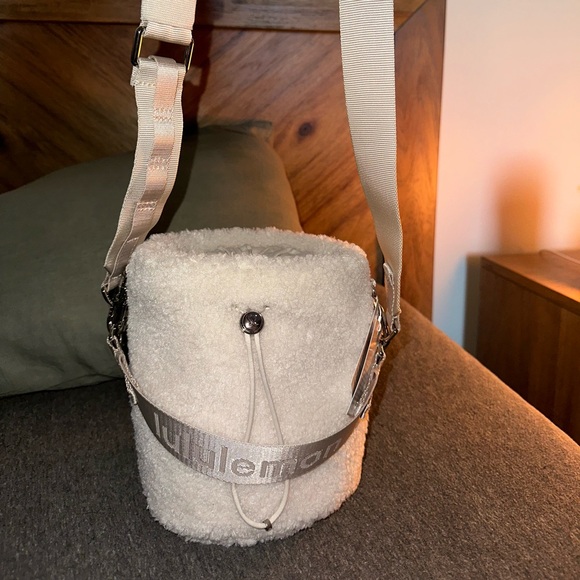 new !! lululemon crossbody bucket bag *fleece! - Picture 2 of 2